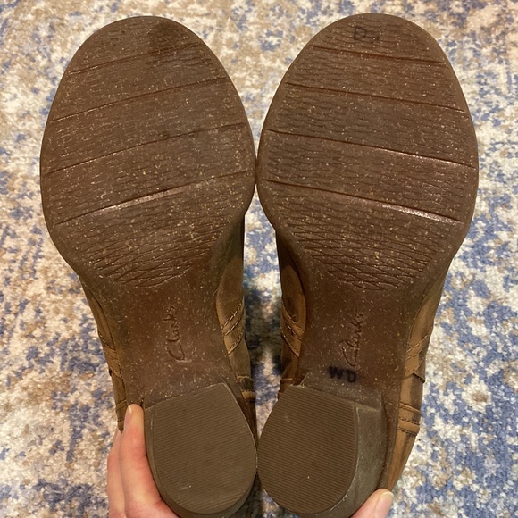 EUC Clark’s brown leather ankle boots - Picture 4 of 6